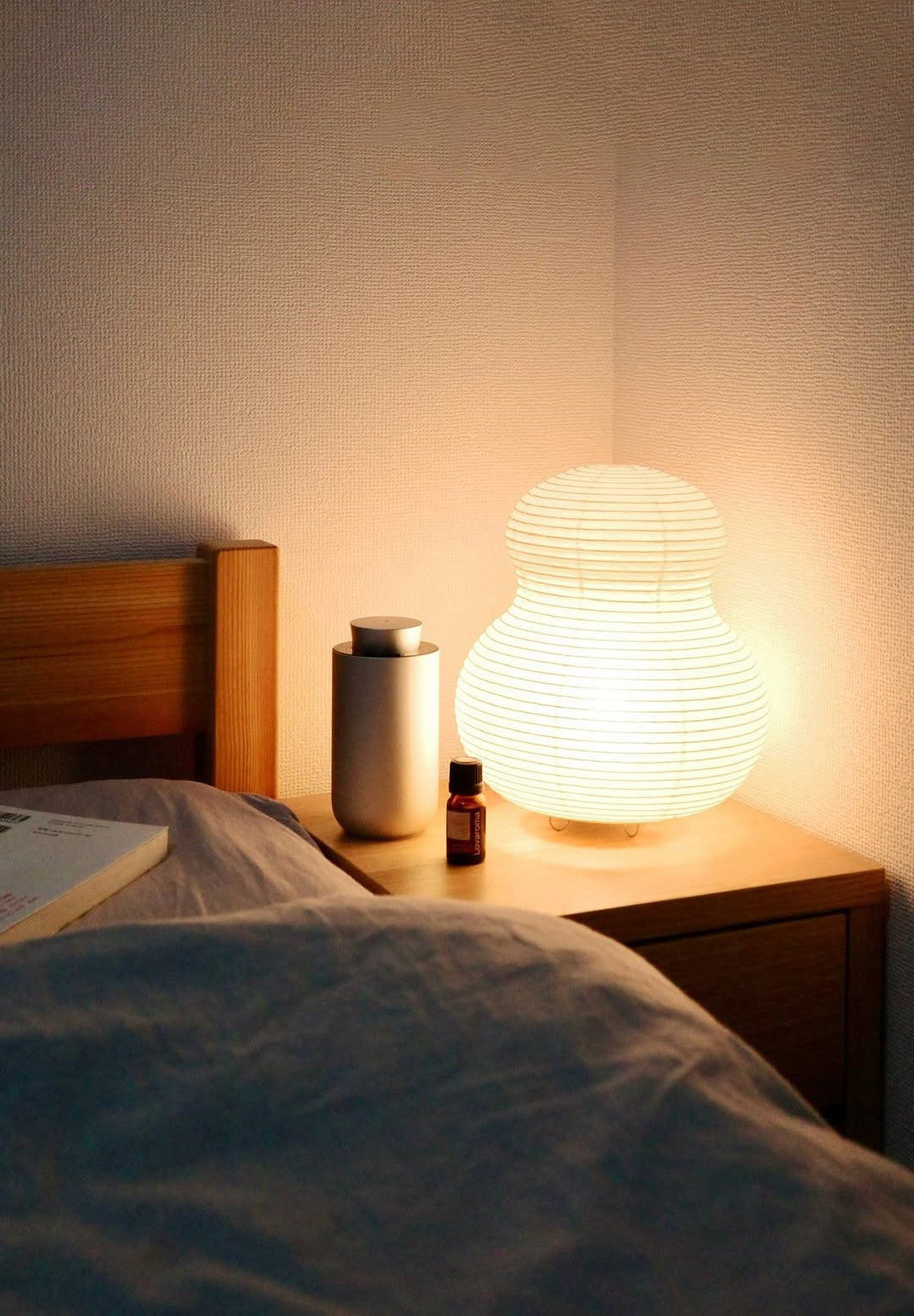 和紙の灯りのそばに置いたCore Diffuser Mini H11 シルバー