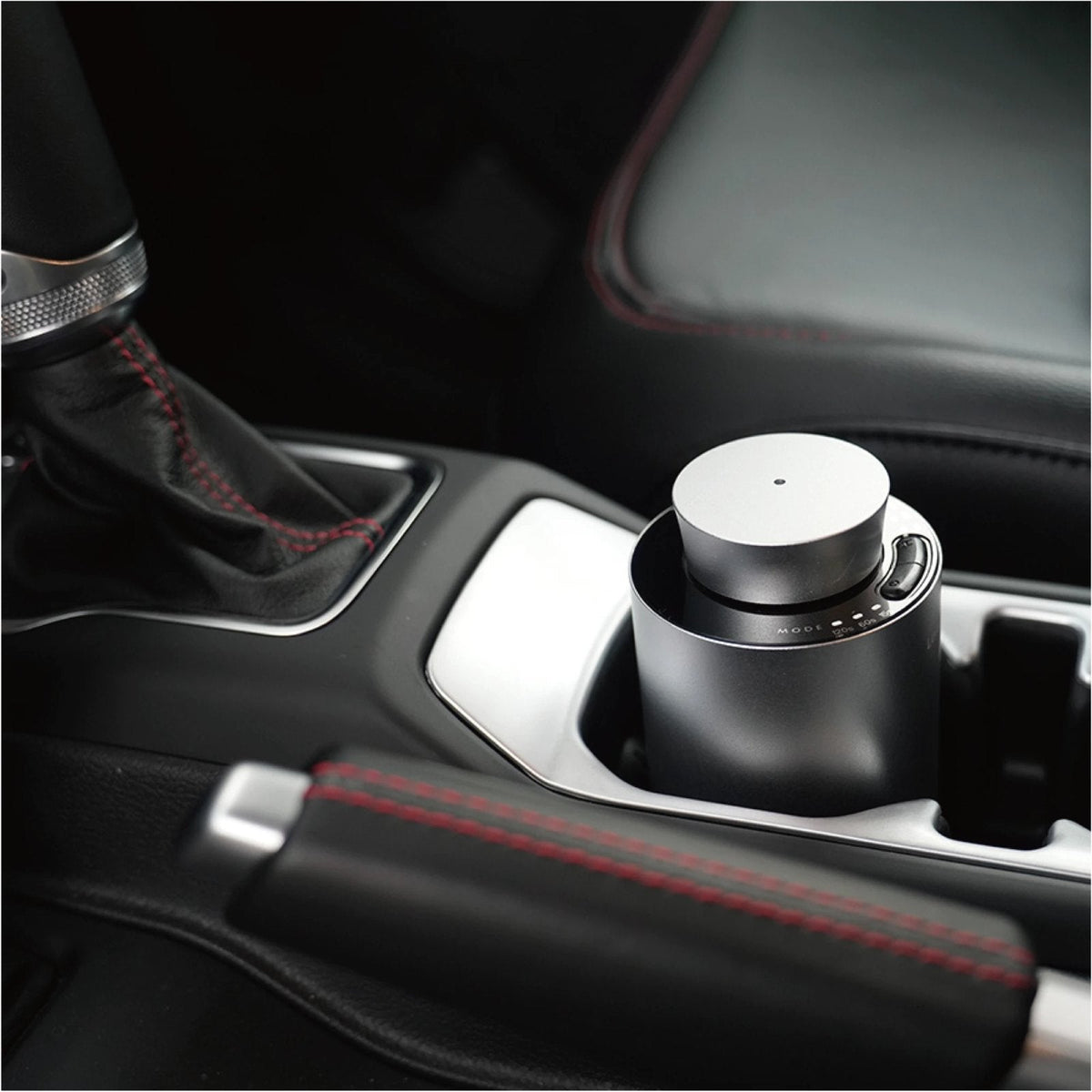 車のカップホルダーに置いたCore Diffuser Mini H11
