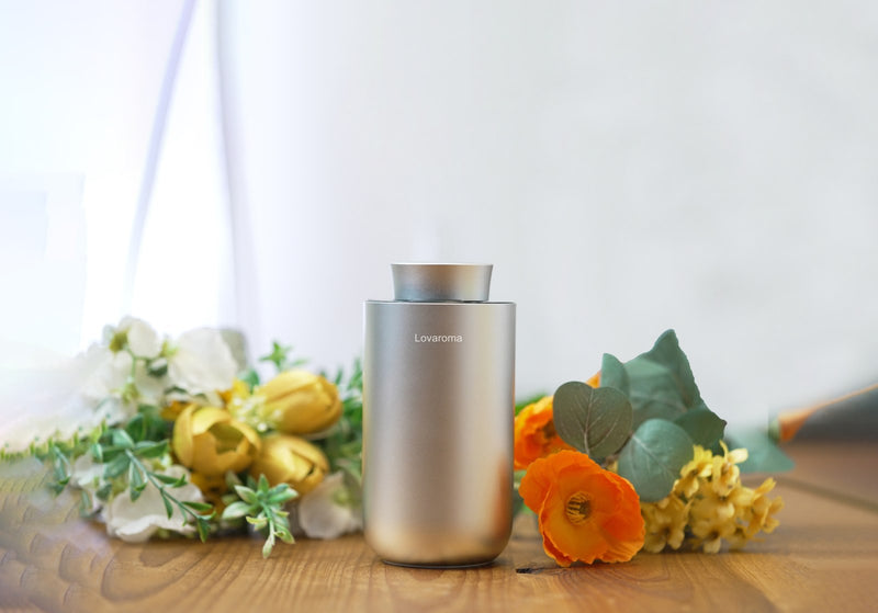 花と並べたCore Diffuser Mini H11 シルバー